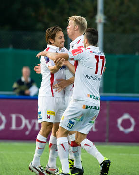  Jimmie Augustsson, Mikael Torstensson och Mikael Ishak, Assyriska, jubel efter kvittering 1-1.