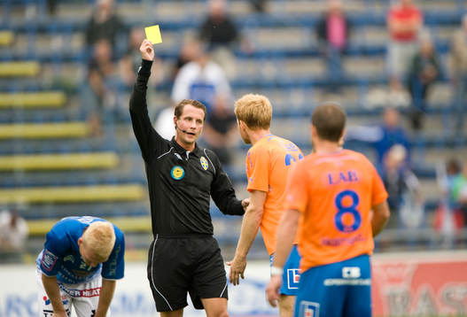 Michael Svensson, Halmstad, Andreas Ekberg, domare, gult