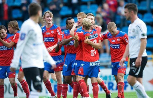  1-0 Hannu Patronen, Helsingborg, med ett drömmål. Jubel.