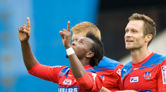  2-0 May Mahlangu, Helsingborg, till höger 1-0 skytten Hannu Patronen. Jubel.