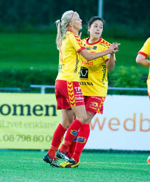  Josefin Öqvist, och Madeleine Edlund, Tyresö, jubel efter 1-0