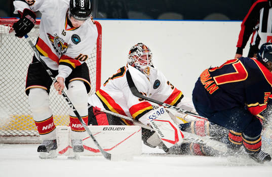 Johan Fransson och Johan Gustafsson, målvakt, Luleå, ser
