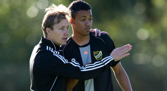  Chadley Jacobs och Sandile Hadebe, två sydafrikaner från Stars of Afrika, tränade första gången med IFK. Stefan Jansson, tränare.