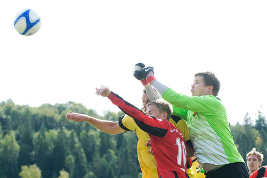 Johan Waldemarsson framme och oroar Stafsinges målvakt