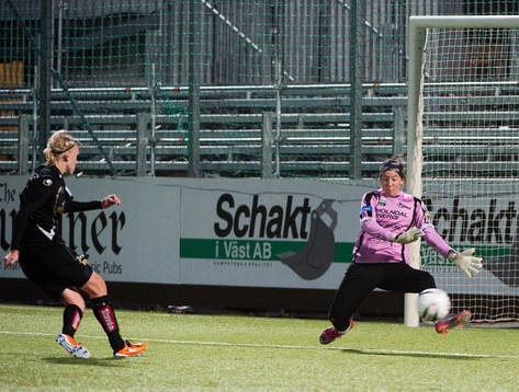 Jenny Olsson, målvakt Jitex, räddar ett friläge från