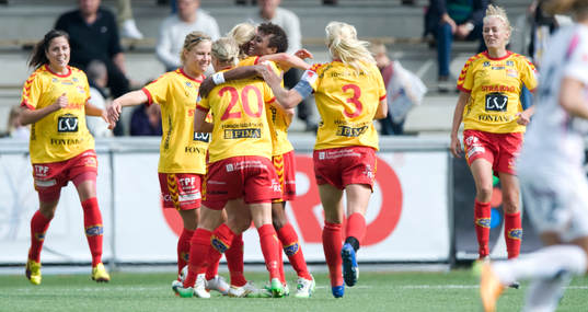  1-3, Elaine Moura, Tyresö, jubel, till höger målskytten Josefine Öqvist och till vänster 0-1 målskytten Madeleine Edlund