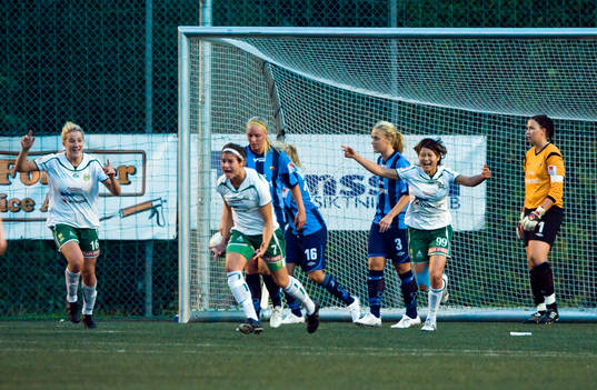  Helen Nottebrock och Mami Yamaguchi, Hammarby jubel efter 1-0.