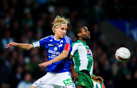  Pontus Engblom, Sundsvall, i en luftduell med Isaac Pupo, Hammarby.