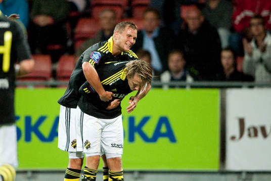  Viktor Lundberg, AIK tackar och bockar efter 1-1. Jubel.