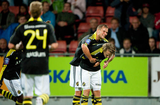  Viktor Lundberg, AIK tackar och bockar efter 1-1. Jubel.