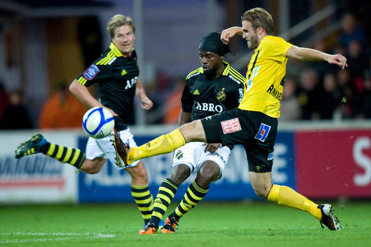   Jesper Westerberg, Mjällby, mot Daniel Tjernström och Martin Mutumba, AIK