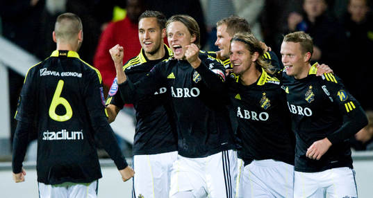  0-1,  Ett präktigt självmål av Joachim Lantz, Mjällby, efter inlägg av Viktor Lundberg, AIK, som jublar. Jubel.