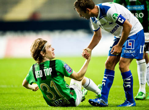  Markus Gustafsson, Gais får hjälp upp av Mathias Florén, Norrköping.