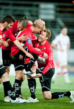  Mikael Bengtsson putsar vänster skon på Thomas Raun efter 2-0 skottet. Jubel, glädje.