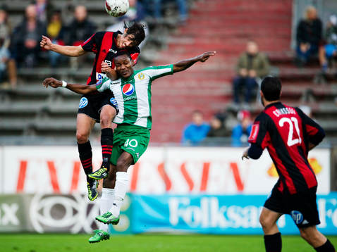  Gabriel Petrovic, Brommapojkarna, i en luftduell med Isaac Pupo, Hammarby.
