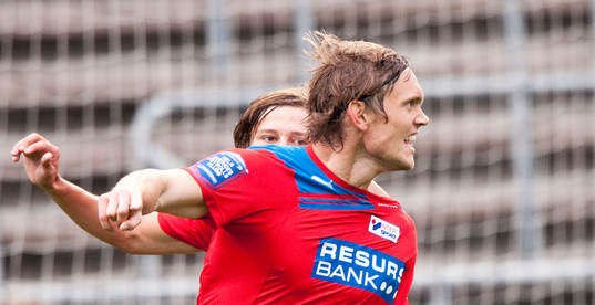  1-0 Thomas Sörum, Helsingborg, som grattas av Simon Thern, som gjorde 2-0