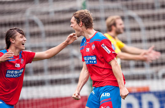  1-0 Thomas Sörum, Helsingborg, som grattas av Simon Thern, som gjorde 2-0. Jubel.