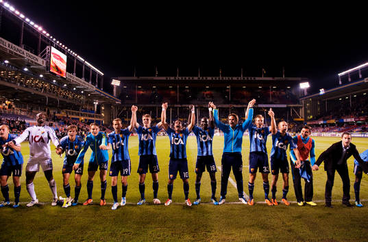  Djurgårdsspelarna jubel mot klacken efter 0-1-vinsten.