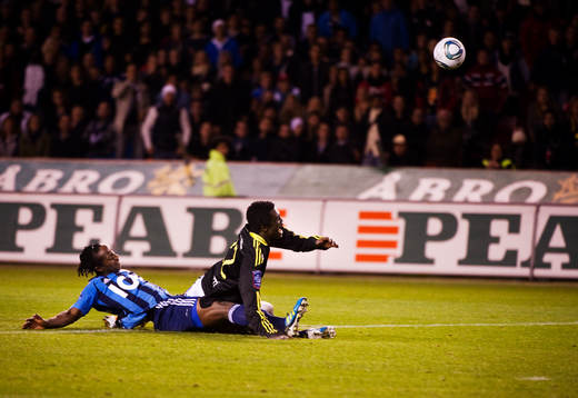  Kebba Ceesay, Djurgården, stoppar Kwame Karikari, AIK.