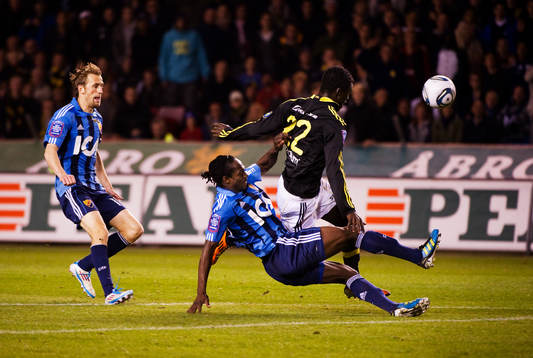  Kebba Ceesay, Djurgården, stoppar Kwame Karikari, AIK.