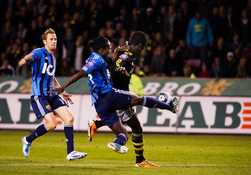  Kebba Ceesay, Djurgården, stoppar Kwame Karikari, AIK.