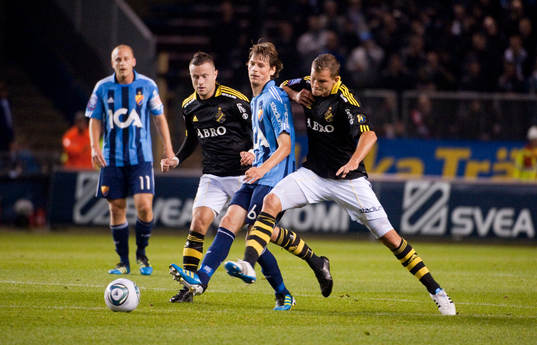  Jani Lyyski, Djurgården, kläm emellan två AIK-spelare.