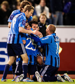  Sebastian Rajalakso, Djurgården, kramas om efter sitt 2-1-mål. Jubel, glädje.