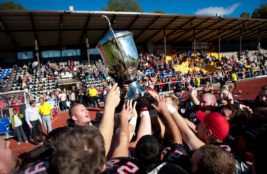  Carlstad är fortsatt Svenska Mästare och lyfter pokalen. Jubel, glädje, pokal.