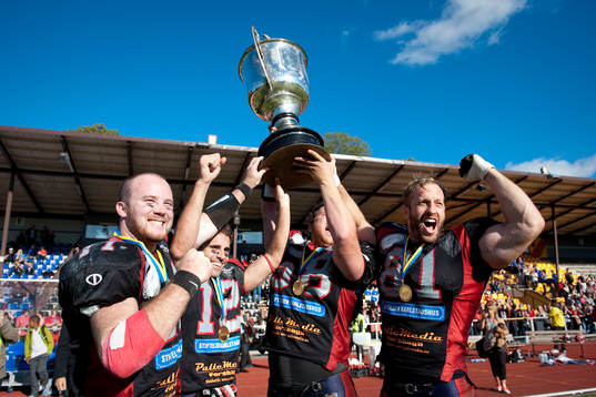  Lagkaptenerna i Carlstad lyfter pokalen. Jubel, glädje, pokal.