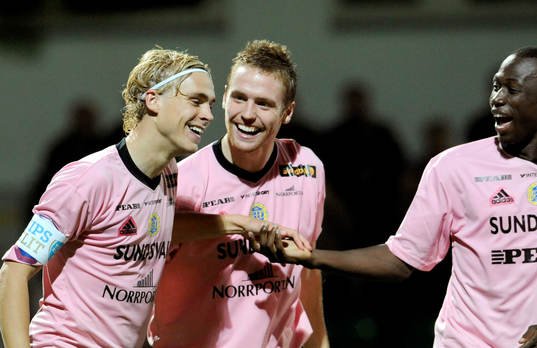  Pontus Engblom, Sundsvall, jubel efter att han gjort mål. David Myrestam och Pa Dibba gratulerar. 