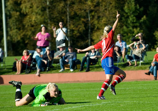    Sofie Andersson, Vittsjö, jubel, Lovisa Johansson, Kalmar, tittar efter bollen