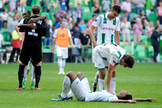  Groningen jubel efter seger med 1-0. Brian van Loo kramar om Lorenzo Burnet. Rechts Kees Kwakman, Tim Sparv och Johan Kappelhof.