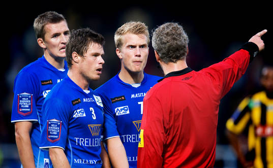 Dennis Melander, Joakim Nilsson, Trelleborg, diskuterar med