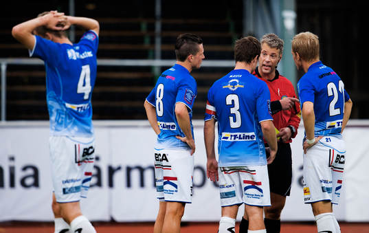 Tobias Mattsson, domare, dömer straff för Häcken.