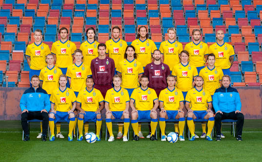  Bakre raden fr.v. Pontus Wernbloom, Johan Elmander, Mikael Lustig, Andreas Granqvist, Jonas Olsson, Ola Toivonen, Olof Mellberg och Daniel Majstorovic. Mellersta raden fr.v. Samuel Holmén, Rasmus Elm, Andreas Isaksson, målvakt, Zlatan Ibrahimovic, Johan Wiland, målvakt, Kim Källström och Tobias Hysén. Främre raden fr.v. Marcus Allbäck, players manager, Christian Wilhelmsson, Martin Olsson, Sebastian Larsson, Anders Svensson, Pierre Bengtsson, Emir Bajrami och Erik Hamrén, förbundskapten
