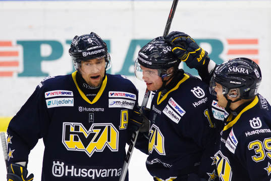 Jukka Voutilainen och Mikko Luoma klappar om Jesse Joensuu,