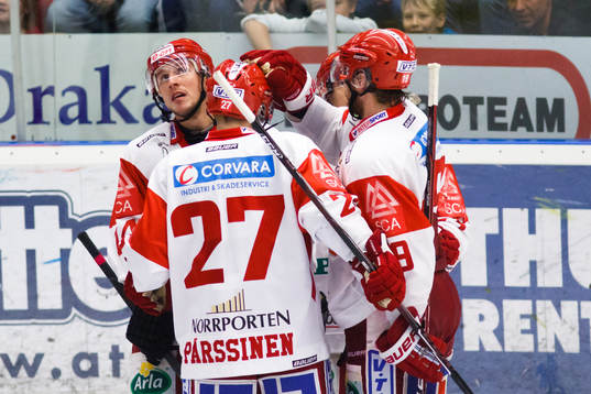 Jonathan Hedström, Timrå, tittar upp på jumobotronen