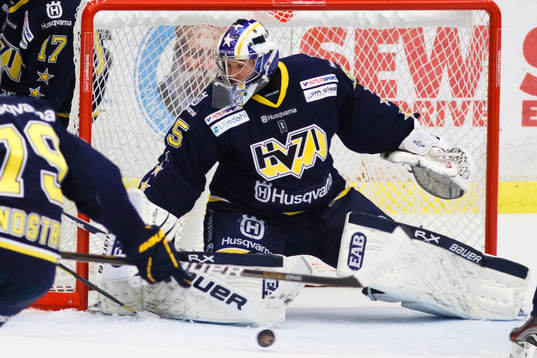 Andreas Andersson, målvakt, HV71 aktiv i målet med pucken