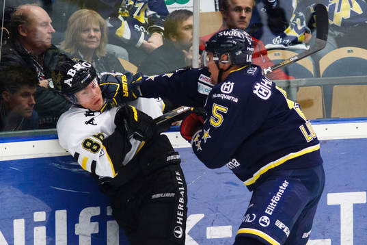 Mikko Luoma, HV71 trycker till Oscar Ahlström, AIK