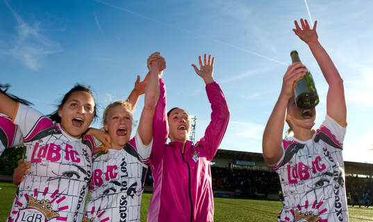  Elena Sadiku, Frida Nordin, Therese Sjögran, Emma Wilhelmsson, LDB Malmö jubel. Svenska Mästare 2011, SM-guld, jubel, glädje.