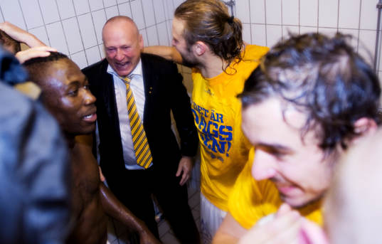  Sören Åkeby, tränare. Jubel, glädje. Sundsvall klara för Allsvenskan.