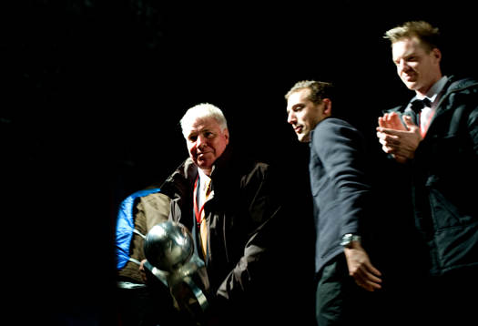   SM-guld, Svenska Mästare 2011, pokal,  jubel, glädje. Conny Karlsson höjer SM-bucklan, Alexander Gerndt och Marcus Nilsson applåderar