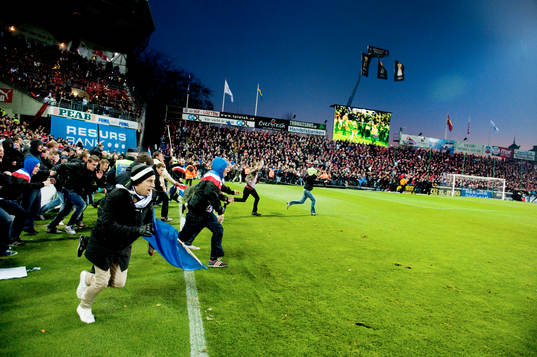 Supportrar rusar ut på planen