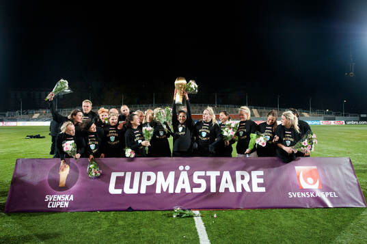  Kopparbergs/Göteborg FC, jubel, glädje. Lagbild, pokal.