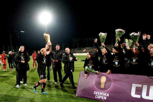  Lisa Ek, Kopparbergs/Göteborg, höjer bucklan, jubel. Pokal, glädje.