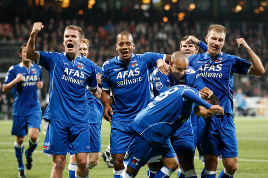  Adam Maher, AZ, jubel efter 0-1 med Pontus Wernbloom Charlison Benschop, Simon Poulsen och Ragnar Klavan 