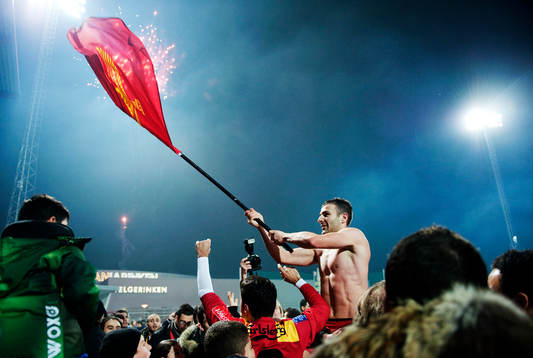  Sharbel Touma, Syrianska, hålls upp av fansen och jublar efter 3-1-vinsten som innebär att Syrianska håller sig kvar i Allsvenskan. Jubel, glädje, flagga.