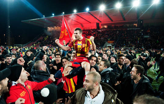  Sharbel Touma, Syrianska, hålls upp av fansen och jublar efter 3-1-vinsten som innebär att Syrianska håller sig kvar i Allsvenskan. Jubel.