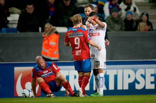 Helsingborg - Kalmar: Daniel Sobralense, Kalmar, puttar,