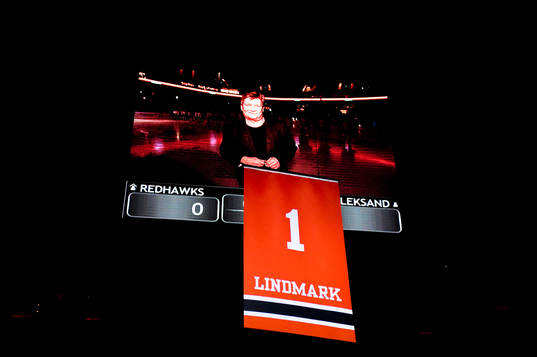 Peter Pekka Lindmark på jumbotronen när hans tröja